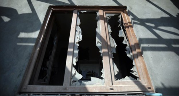Windows broken by bomb-blast. Photo by Aziz Karimov for the Caucasian Knot