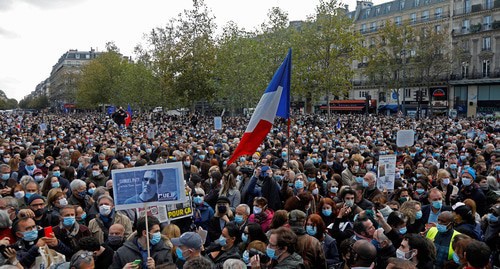 People gathered at the Place de la Republique in Paris to pay tribute to Samuel Paty, the French teacher who was beheaded on the streets of the Paris suburb of Conflans-Sainte-Honorine. France, October 18, 2020. Photo: REUTERS/Charles Platiau