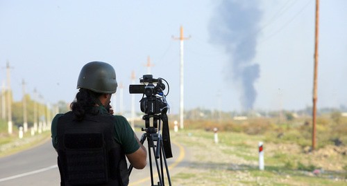 A journalist capturing the fire after the shelling attack on the Azerbaijani village of Agdam, October 19, 2020. Photo by Aziz Karimov for the "Caucasian Knot"
