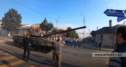 A tank in the streets of Stepanakert, September 2020. Screenshot of the video posted at the Lamin Sakho3 YouTube channel https://www.youtube.com/watch?v=EdQd9nm0PnY&amp;feature=emb_logo