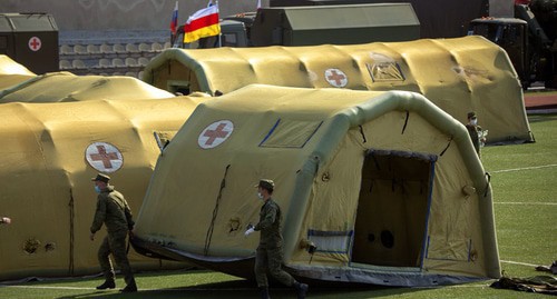 Russian military personnel setting up a mobile hospital in Tskhinvali for patients diagnosed with COVID-19. Photo: press service of the Ministry of Defence of Russia, https://function.mil.ru/images/upload/2019/4U5A9820.jpg