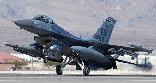 F-16 fighter. Photo: Bob Adams, https://ru.wikipedia.org/wiki/General_Dynamics_F-16_Fighting_Falcon