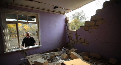 A resident of the city of Terter near his partly destroyed house. November 2, 2020. Photo by Aziz Karimov for the "Caucasian Knot"