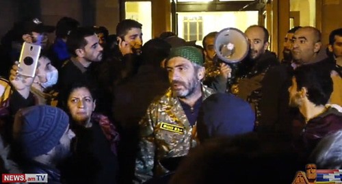 Participants of protests in Yerevan. Screenshot: https://www.youtube.com/watch?v=JbVFEkaXN98&feature=youtu.be