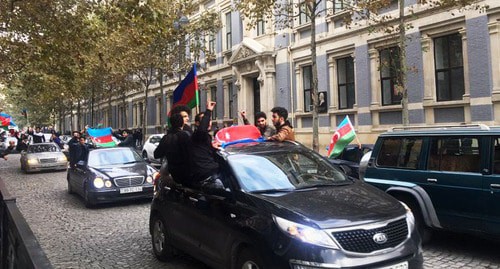 Baku residents take to streets to celebrate end of war, November 10, 2020. Photo by Faik Medzhid for the Caucasian Knot