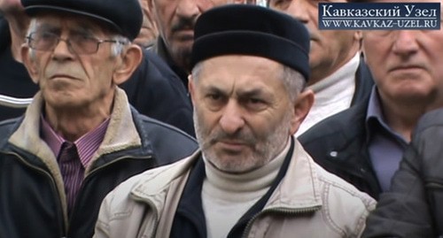 Gathering of residents of the village of Irganai, Dagestan, March 2014. Screenshot:  https://www.youtube.com/watch?v=aIbW-mNGJBM&feature=emb_logo