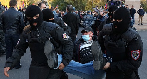 Policemen detain protesters in Yerevan, November 12, 2020. Photo: Stepan Poghosyan/Photolure via REUTERS