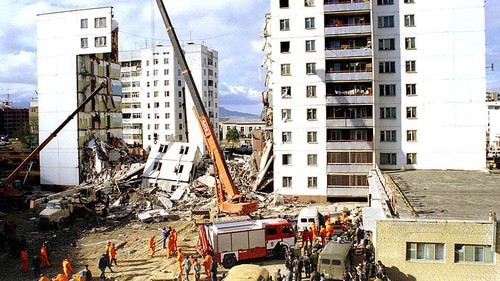 Removal of the aftermath of the explosion in Kaspiysk in 1996. Photo: https://ru.wikipedia.org/wiki/Взрыв_жилого_дома_в_Каспийске_(1996)