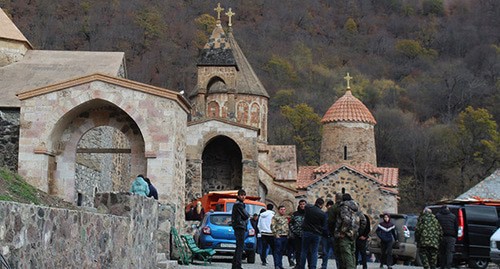 Armenian pilgrims say farewell to the Dadivank monastery. November 18, 2020. Photo by Armine Martirosyan for the "Caucasian Knot"