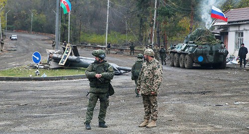 An Azerbaijani soldier and a Russian peacekeeper guard the checkpoint on the outskirts of the the city of Shusha (Shushi) near Nagorno-Karabakh. November 13, 2020. Photo: REUTERS/Stringer