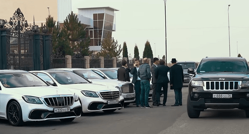 Cars in a wedding cortege in Ingushetia. Screenshot from YouTube video 'Lavish Ingush wedding 2020'