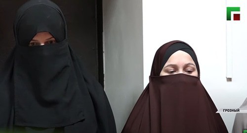 A story about the "educational conversation" of the Chechen Mufti and the girls who had worn niqabs at the police station. Screenshot of video by the "Grozny" TV Channel https://www.youtube.com/watch?v=SaHUSbalpGU