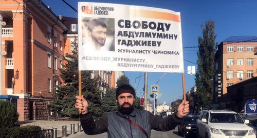 A solo picket in Makhachkala on November 9, 2020. A human rights defender Ziyautdin Uvaysov. Photo by Ilyas Kapiev for the "Caucasian Knot"