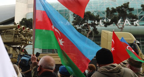Residents of Baku hold flags of Azerbaijan and Turkey during military parade on December 10, 2020. Photo by Aziz Karimov for the Caucasian Knot