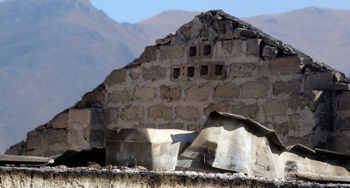 A collapsed roof of the house. Nagorno-Karabakh, November 16, 2020. Photo by Armine Martirosyan for the "Caucasian Knot"