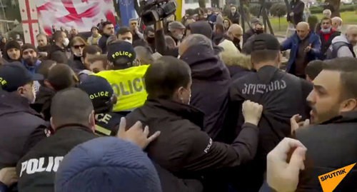 Clashes between the police and protesters. Batumi, December 13, 2020. Screenshot of the video by "Sputnik Грузия" https://www.youtube.com/watch?v=XW3Phkw6Mis&amp;feature=emb_title"
