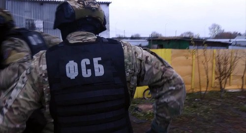 The FSB officer during the counterterrorist operation. Photo by the press service of the National Antiterrorist Committee (NAC) http://nac.gov.ru/kontrterroristicheskie-operacii/fsb/pyat-verbovshchikov-mto-zaderzhany-v-kazani.html#&amp;gid=1&amp;pid=2