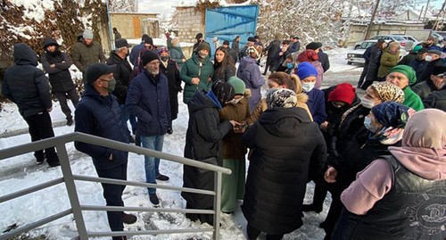 Visitors in front of the entrance to the court, Nalchik, December 18, 2020. Photo by Lyudmila Maratova for the Caucasian Knot