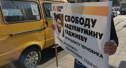 Solo picket in support of Abdulmumin Gadjiev. Photo by Ilyas Kapiev for the Caucasian Knot