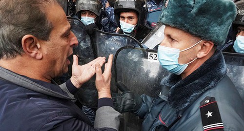 An opposition supporter argues with law enforcer during a rally demanding the resignation of Prime Minister Nikol Pashinyan. Yerevan, December 10, 2020. Photo: REUTERS / Artem Mikryukov