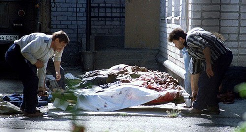 Officers of the Russian Ministry of Internal Affairs near a stretcher with a body of a victim of the attack of Chechen militants on Budennovsk on June 15, 1995. Photo: Stringer / Reuters