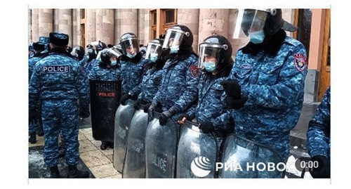 Armenian law enforcers cordon off the government building in Yerevan. Screenshot: https://t.me/rian_ru/71986