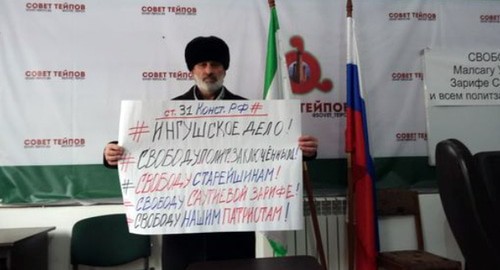 Bagaudin Myakiev stands with a poster, in which he points to the freedom of assembly guaranteed by the Constitution and demands to release participants of the protest in Magas. Screenshot of Facebook post:  https://www.facebook.com/permalink.php?story_fbid=864088077690060&id=100022666279505