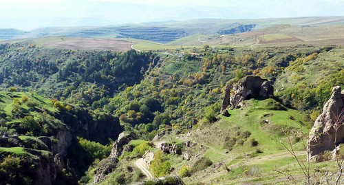 Vicinity of the village of Shurnukh. Photo: Moreau.henri - https://ru.wikipedia.org/wiki/Хндзореск#/media/Файл:457_Le_site_troglodytique_de_Khendzoresk_vue_d'ensemble_(près_du_Nagorny-Karabakh).JPG