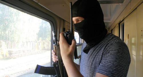 A security officer. Photo http://nac.gov.ru/antiterroristicheskie-ucheniya/operativnym-shtabom-v-kaluzhskoy-oblasti-3.html
