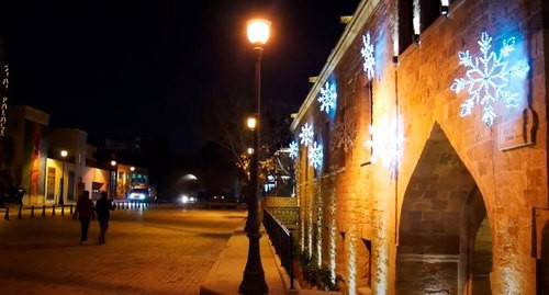 A street in Baku on December 31, 2020. Screenshot of the video by Спутник-Азербайджан https://az.sputniknews.ru/video/20201231/425842218/Novyy-god-v-usloviyakh-pandemii-atmosfera-Baku.html