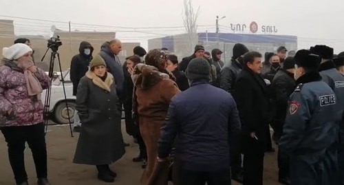Participants of a protest action near the Vazgen Sargsyan Military University in Yerevan, January 8, 2021. Screenshot of the video by the "Sputnik Armenia" https://www.youtube.com/watch?v=xJuZxKsM8Hw&amp;feature=emb_logo