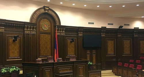 Meeting room of the Armenian Parliament. Photo: Paudukh - https://commons.wikimedia.org/wiki/Category:National_Assembly_of_Armenia