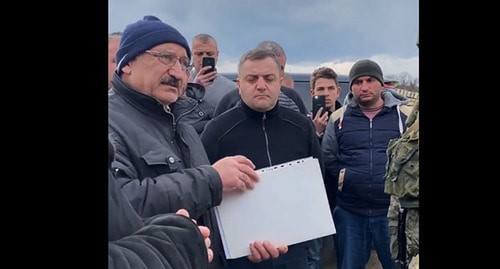 Residents of Nagorno-Karabakh handed a letter over to the representative of the Russian peacemaking contingent. Screenshot of the video https://www.facebook.com/100006477026027/videos/3398124473746753/