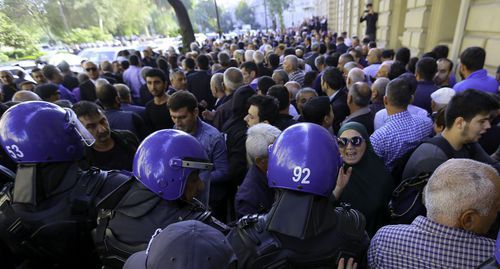 Police cordon blocks the path of protesters in Baku. Photo by Aziz Karimov for the Caucasian Knot