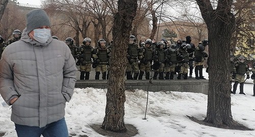 A protester and law enforcers in Volgograd, January 31, 2021. Photo by Tatiana Filimonova for the Caucasian Knot