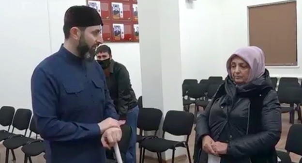 Adam Elzhurkaev, a theologian, is reprimanding Lida Ausheva, a native of Ingushetia, for rendering occult services. Screenshot: https://www.instagram.com/p/CK14GxdJrdG/