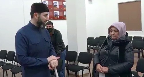 Adam Elzhurkaev, a theologian, is reprimanding Lida Ausheva, a native of Ingushetia, for rendering occult services. Screenshot: https://www.instagram.com/p/CK14GxdJrdG/