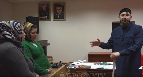 Adam Elzhurkaev, a theologian, is reprimanding Lida Ausheva, a native of Ingushetia, for rendering occult services. Screenshot: https://www.instagram.com/p/CK14GxdJrdG/