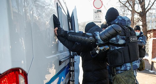 Policemen detaining a participant of rally in support of Navalny, February 2, 2021. Photo: REUTERS/Maxim Shemetov