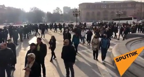 The police has been monitoring a protest action in Yerevan, February 7, 2021. Screenshot of the video by "Sputnik Армения" https://www.youtube.com/watch?v=REijPGl20Y4