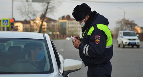 A police officer checks the driver's documents. Photo: REUTERS/Ramzan Musaev