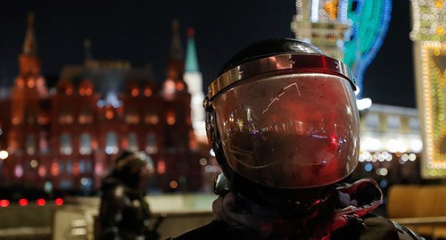 A law enforcer in front of the Kremlin. Moscow, February 2, 2021. Photo: REUTERS/Evgenia Novozhenina