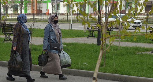 Women wearing masks in the streets of Grozny. Photo: REUTERS/Ramzan Musaev
