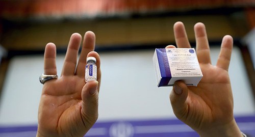 The vial and the "Sputnik V" vaccine kit. Photo: Majid Asgaripour/WANA (West Asia News Agency) via REUTERS