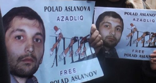 Rally participants holding banners with Polad Aslanov's portraits. .Screenshot: "Amerikanın Səsi" https://www.youtube.com/watch?v=MeItCVwfF20