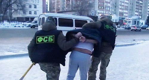 FSB agents during detention. Screenshot:  https://russian.rt.com/russia/video/833797-fsb-zaderzhanie-desyat-regionov