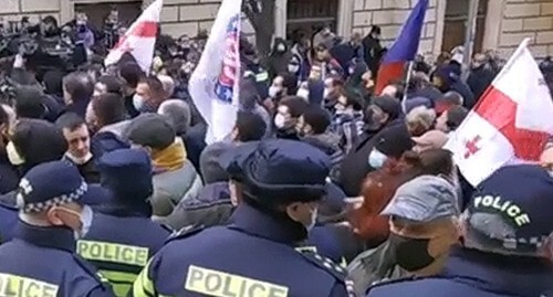 Protest rally in Tbilisi. Screenshot: https://sputnik-georgia.ru/politics/20210302/251045088/Deputatam-prikhoditsya-probiratsya-v-parlament-Gruzii-po-koridoru-pozora.html