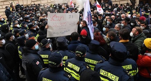 Protest action in Tbilisi, March 2, 2021. Screenshot: https://sputnik-georgia.ru/politics/20210302/251045088/Deputatam-prikhoditsya-probiratsya-v-parlament-Gruzii-po-koridoru-pozora.html