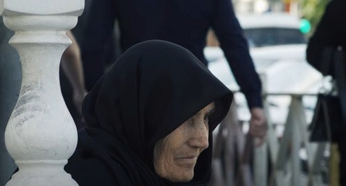A woman. Screenshot of the video https://www.youtube.com/watch?v=4XhEznHOAPM