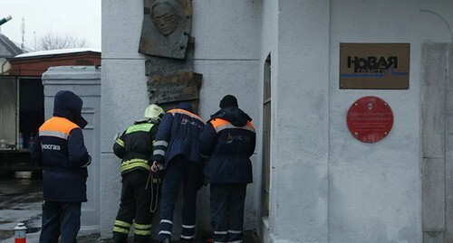 Employee of the Ministry for Emergencies and Mosgaz at the entrance to the building, in which the editorial office of the "Novaya Gazeta" is located, March 15, 2021. Photo courtesy of Svetlana Vedanova, "Novaya Gazeta"